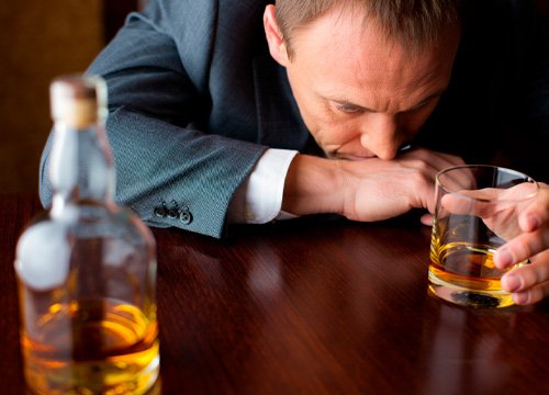 Мужчина сидит за столом